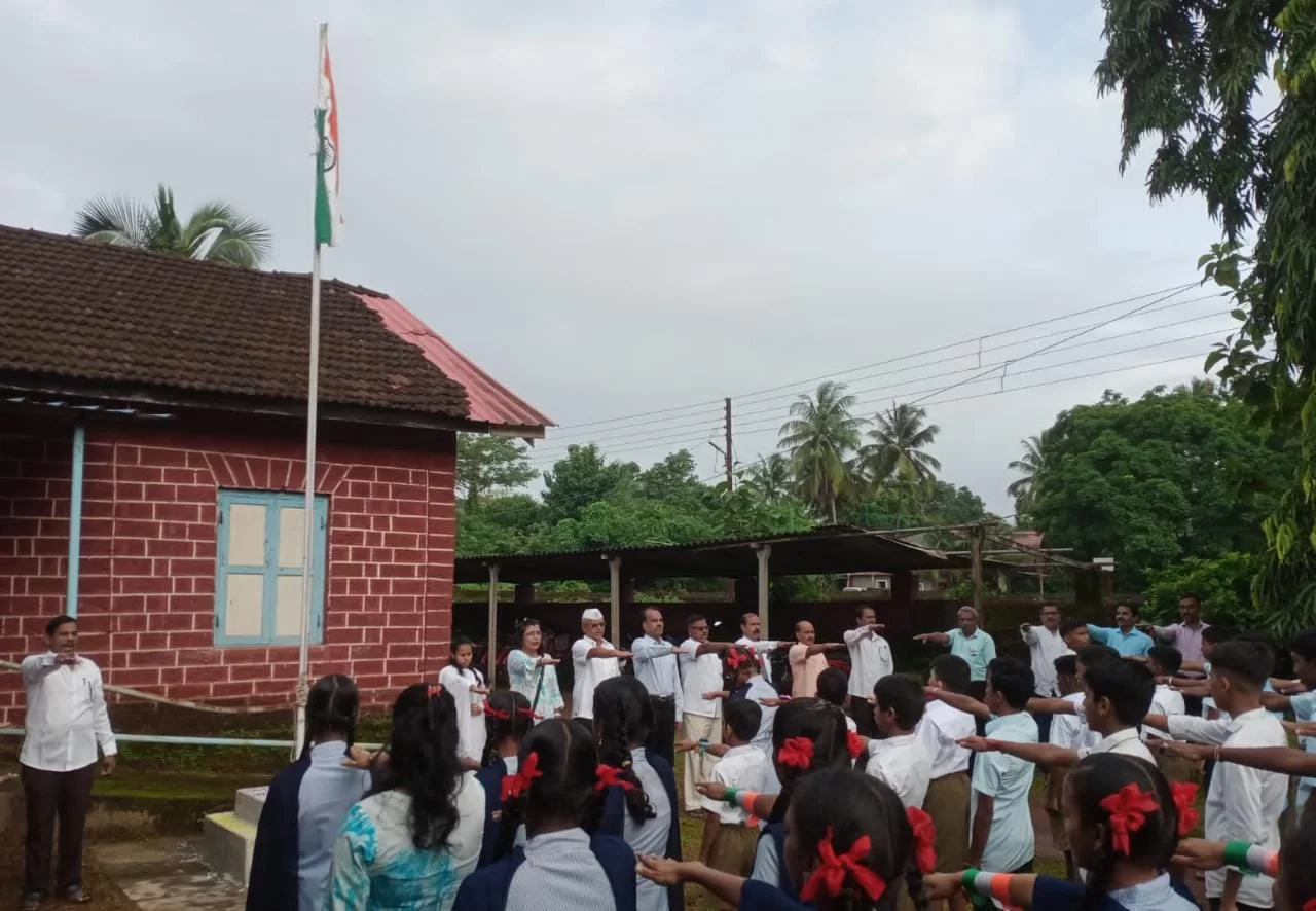 बागवे हायस्कुल येथील ध्वजवंदन गुणवंत विद्यार्थिनीच्या हस्ते संपन्न..!
