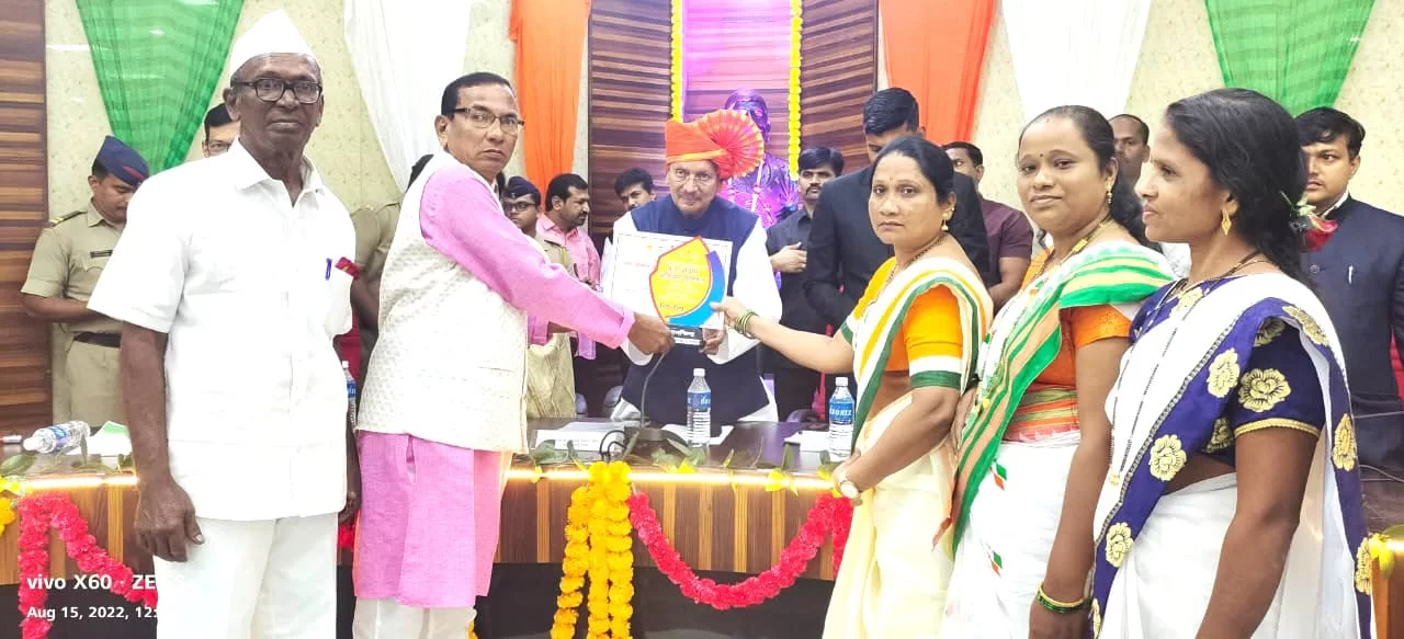 <em>राज्यस्तरीय महाआवास योजनेत तृतीय क्रमांक मिळाल्याबद्दल शालेय शिक्षणमंत्री दीपक केसरकर यांच्या हस्ते मिठमुंबरी ग्रामपंचायतीचा सत्कार..!</em>