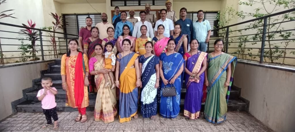 <em>प्राथमिक शिक्षक भारती महिला आघाडी शाखा मालवणच्या वतीने ओरोस येथे होमगार्ड बांधवांना रक्षाबंधन…!</em>