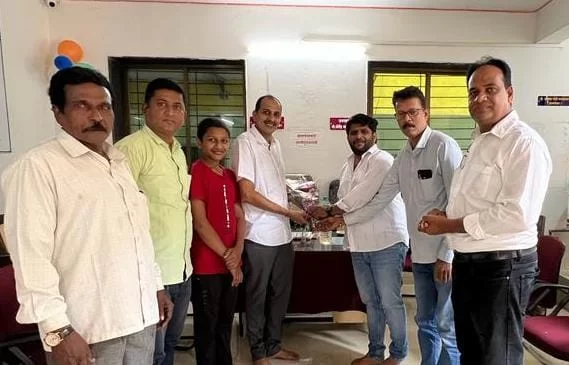 सायकल रायडर निलेश झाट्ये यांचा वरची गुरामवाडी ग्रामपंचायत येथे सन्मान..!