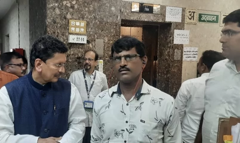 वानिवडे-मोंड व पावणाई-तळवडे या दोन्ही पुलांन  संदर्भात मुख्यमंत्री,सार्वजनिक बांधकाम मंत्री,पर्यावरण मंत्री यांची विधानभवनात भेट घेऊन निवेदन सादर..!