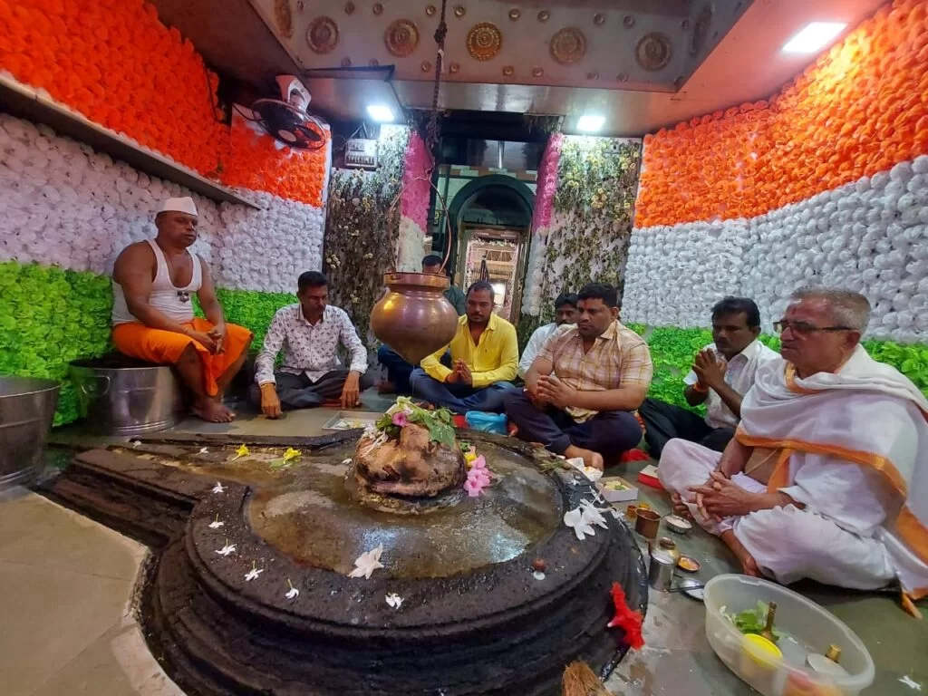 आमदार वैभव नाईक यांनी घेतले श्री क्षेत्र कुणकेश्वर मंदिरात दर्शन.