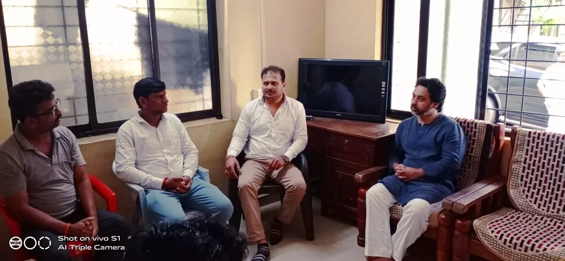 <em>माजी खासदार डॉ.निलेश राणे यांनी गोंधळी समाजाचे जिल्हाध्यक्ष तथा सावंतवाडी कंजूमर सोसायटीचे माजी संचालक देविदास इंगळे यांच्या कुटुंबियांचे केले सांत्वन..!</em>