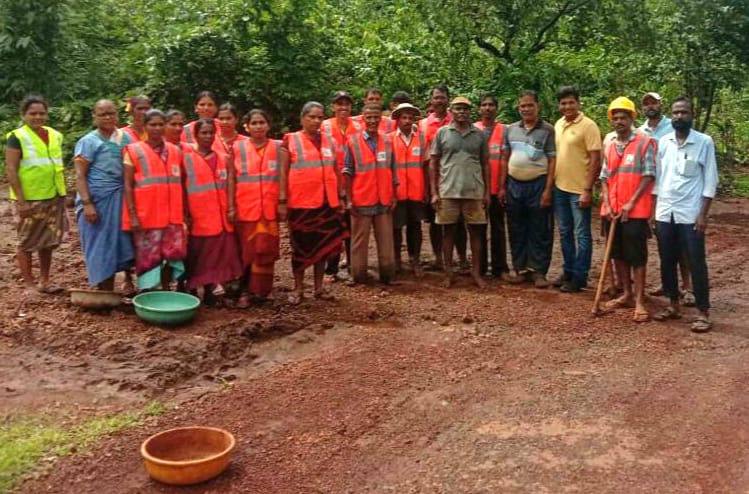 <em>तोरसोळे ग्रामस्थांनी केली श्रमदानातून रस्त्याची डागडुजी..!</em>
