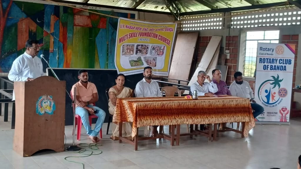 <em>रोटरी क्लब ऑफ बांदा कडून एम.एस.एफ.सी. विषयाची पुस्तके व्ही.एन.नाबर इंग्लिश स्कूल मधील विद्यार्थ्यांना भेट..!</em>