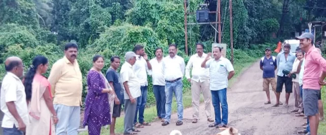 आसोली हायस्कूल समोरील पुलाच्या पुनर्बांधणी प्रश्नी सार्वजनिक बांधकाम मंत्री रविंद्रजी चव्हाण यांचे लक्ष वेधणार ; भाजपा पदाधिकारी यांचे आसोली ग्रामस्थांना अभिवचन.