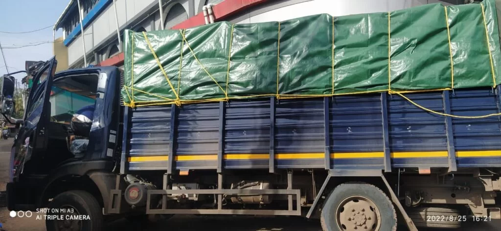 मालवणात मशीद गल्लीच्या नाक्यावर मालवाहतूक करणारा ट्रक कलंडला..! (ब्रेकिंग)