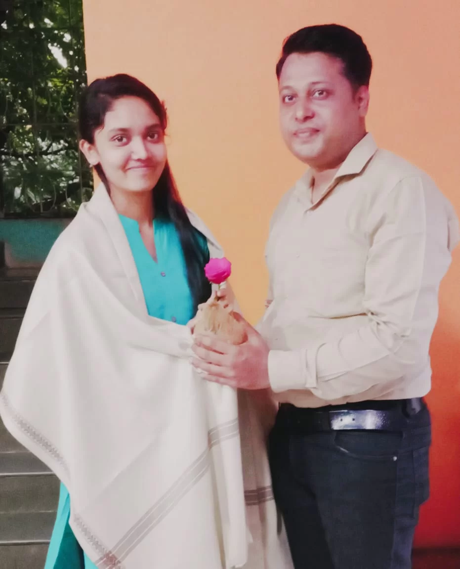 शिक्षण प्रसारक श्री.सत्यवान रेडकर यांनी केला सायली कवठणकर यांचा सत्कार.