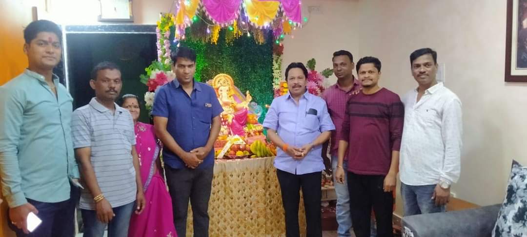 कणकवलीत युवासेना जिल्हाप्रमुख सुशांत नाईक यांनी घरोघरी जाऊन घेतले गणेश दर्शन…!