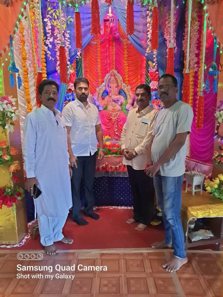 मसुरेत जिल्हा बॅन्क संचालक बाबा परब आणि भाजपा पदाधिकार्यांनी घेतले गणपतींचे दर्शन.