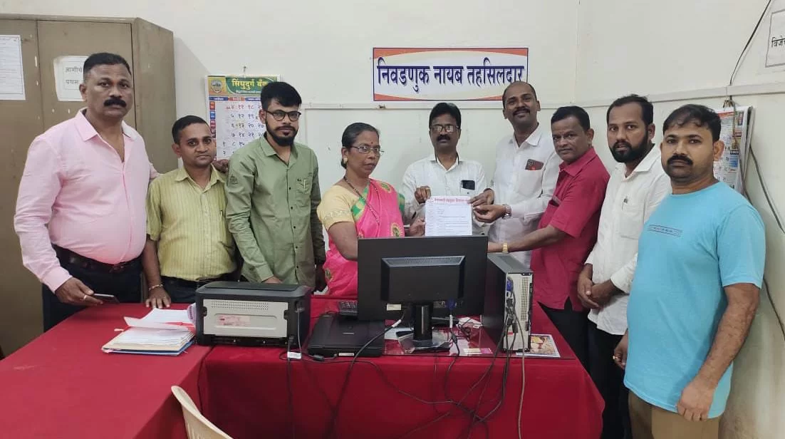 वैभववाडी तालुका विकास मंच तर्फे तहसीलदारांना भेटून निवेदन.