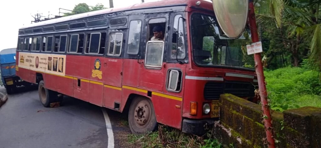 देवबाग एस.टी.ला. पेडणेकरवाडी येथे छोटा अपघात.
