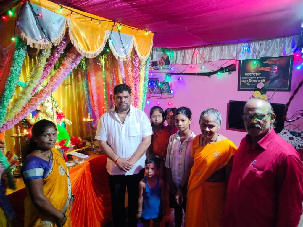 आमदार वैभव नाईक यांनी आचरा विभाग प्रमुख समीर लब्दे यांच्या घरी केले श्री गणेश दर्शन.