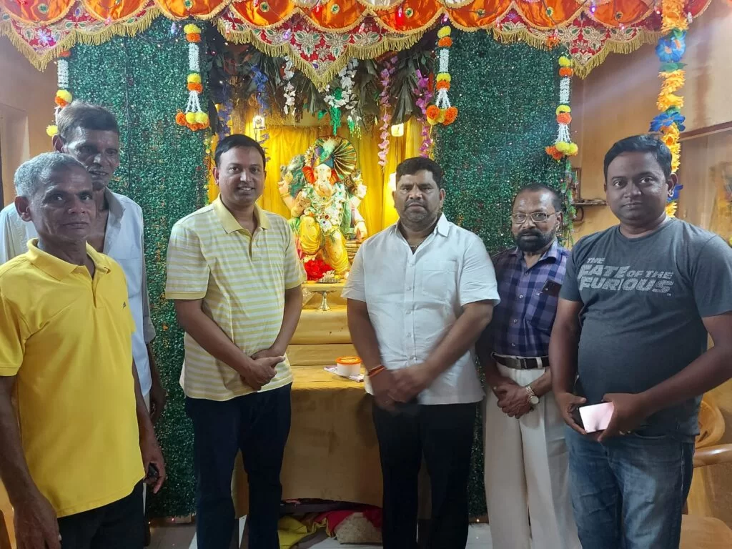 आमदार वैभव नाईक यांनी पळसंब गावातील शिवसेना पदाधिकारी व शिवसेना कार्यकर्ते यांच्या गणपतीचे घेतले दर्शन.