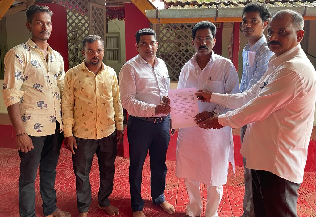 सिंधुदुर्गातील वीज कंत्राटी कामगार संघटनेकडून अशोक सावंत यांचा सत्कार.