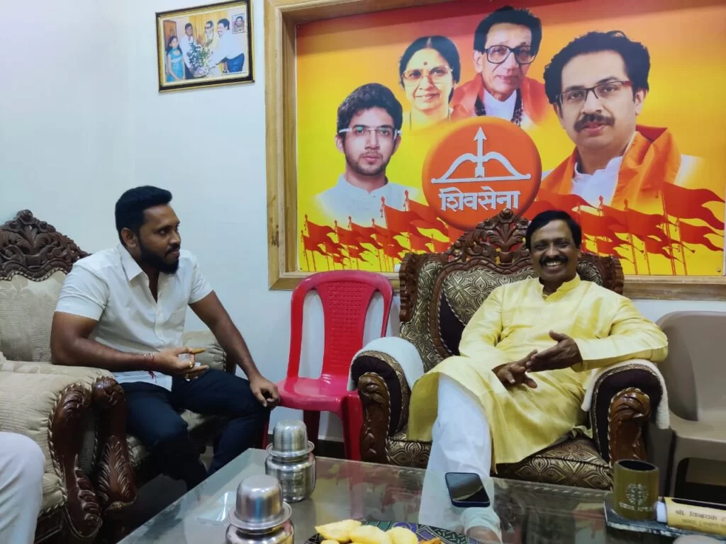 मालवणचे माजी बांधकाम सभापती व माजी नगरसेवक यतीन खोत यांनी घेतले खासदार विनायक राऊत यांच्या गणपतीचे दर्शन.