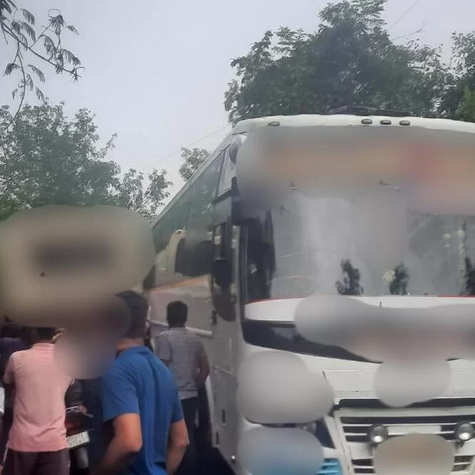 कुपेरीच्या घाटीला एस टी व खासगी आराम गाडी घासली..
