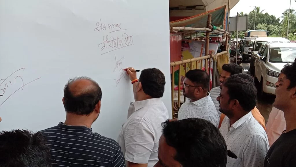 कणकवलीत युवासेनेतर्फे वेदांता- फॉक्सकॉन प्रकरणाबद्दल राज्य सरकारचा जाहीर निषेध.