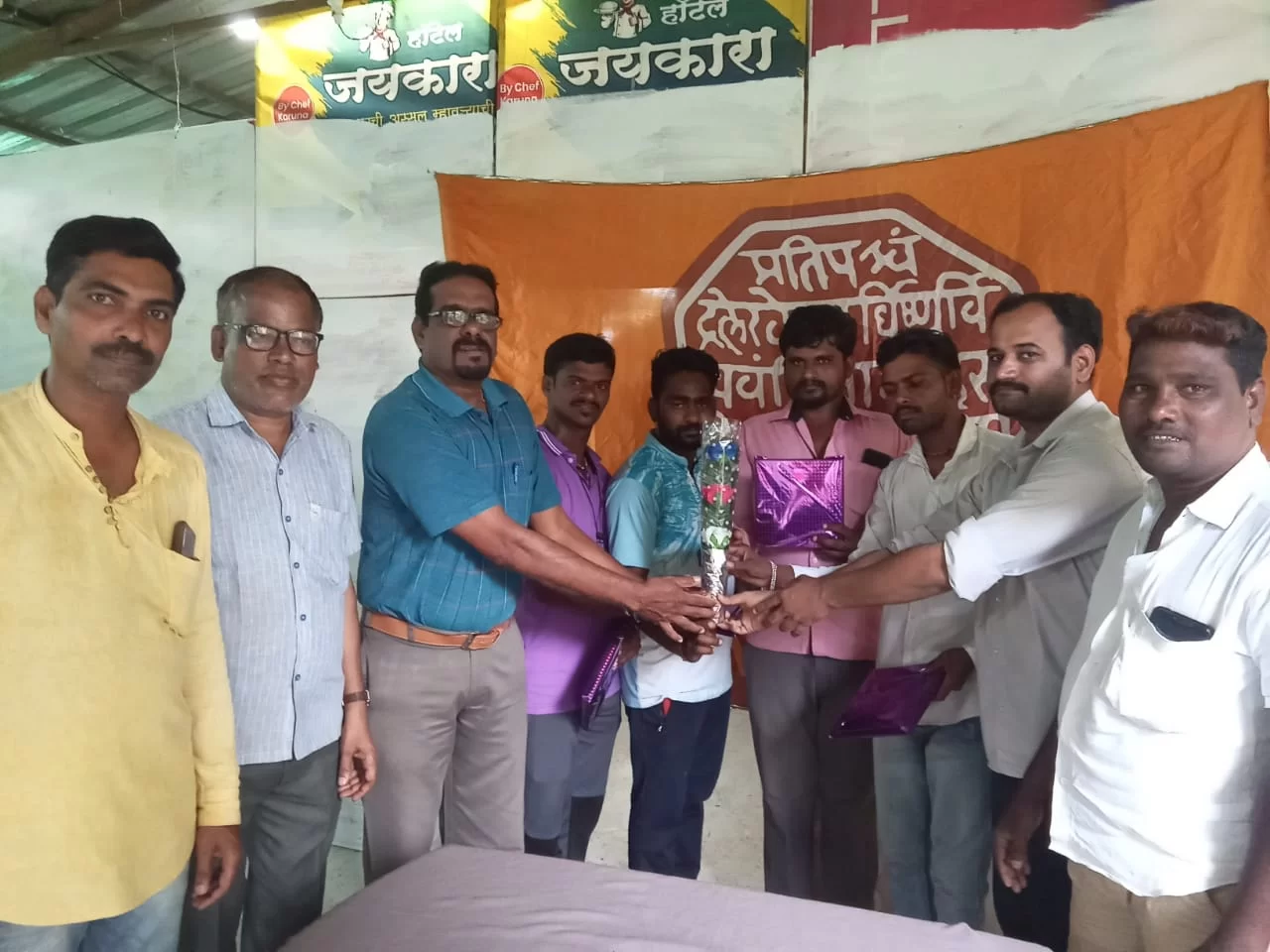 मालवणात मनसेने केला नगरपरिषदच्या कचरा गाडीवरील वाहन चालकांचा सत्कार.