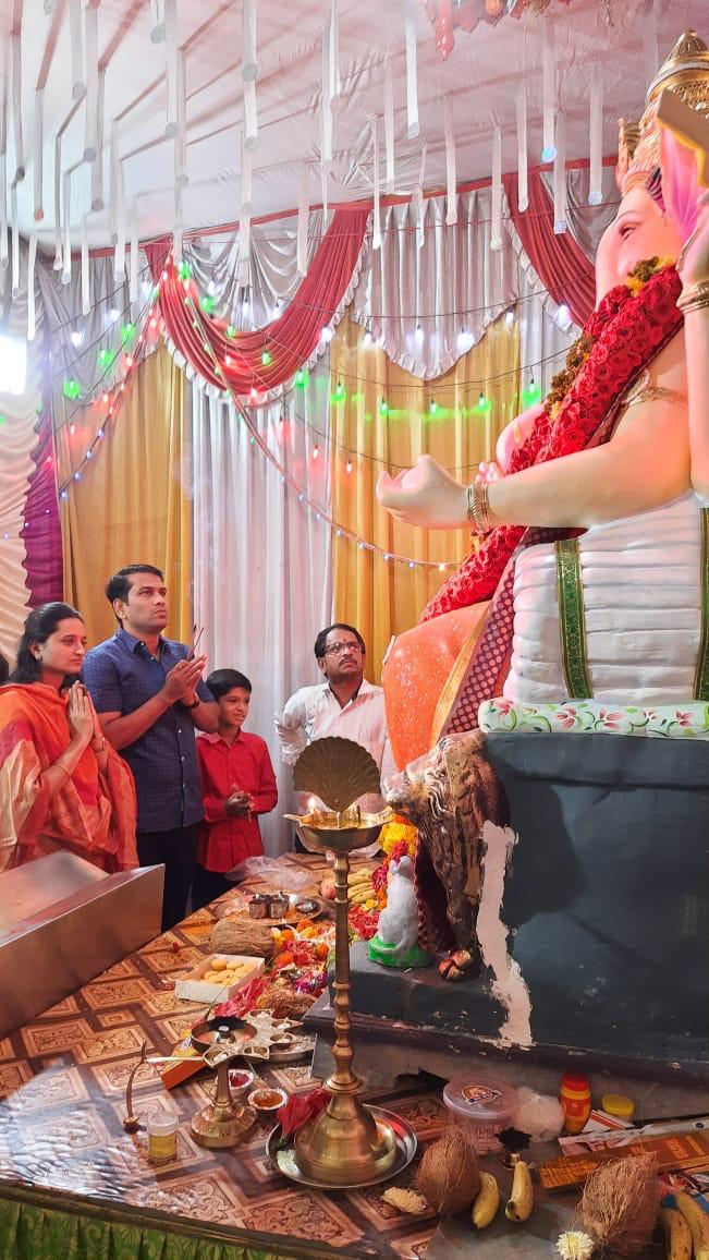 रिक्षा चालक-मालक संघटनेच्या गणेशोत्सवात श्री.व सौ. सुशांत नाईक यांना गणपतीच्या आरतीचा मान.