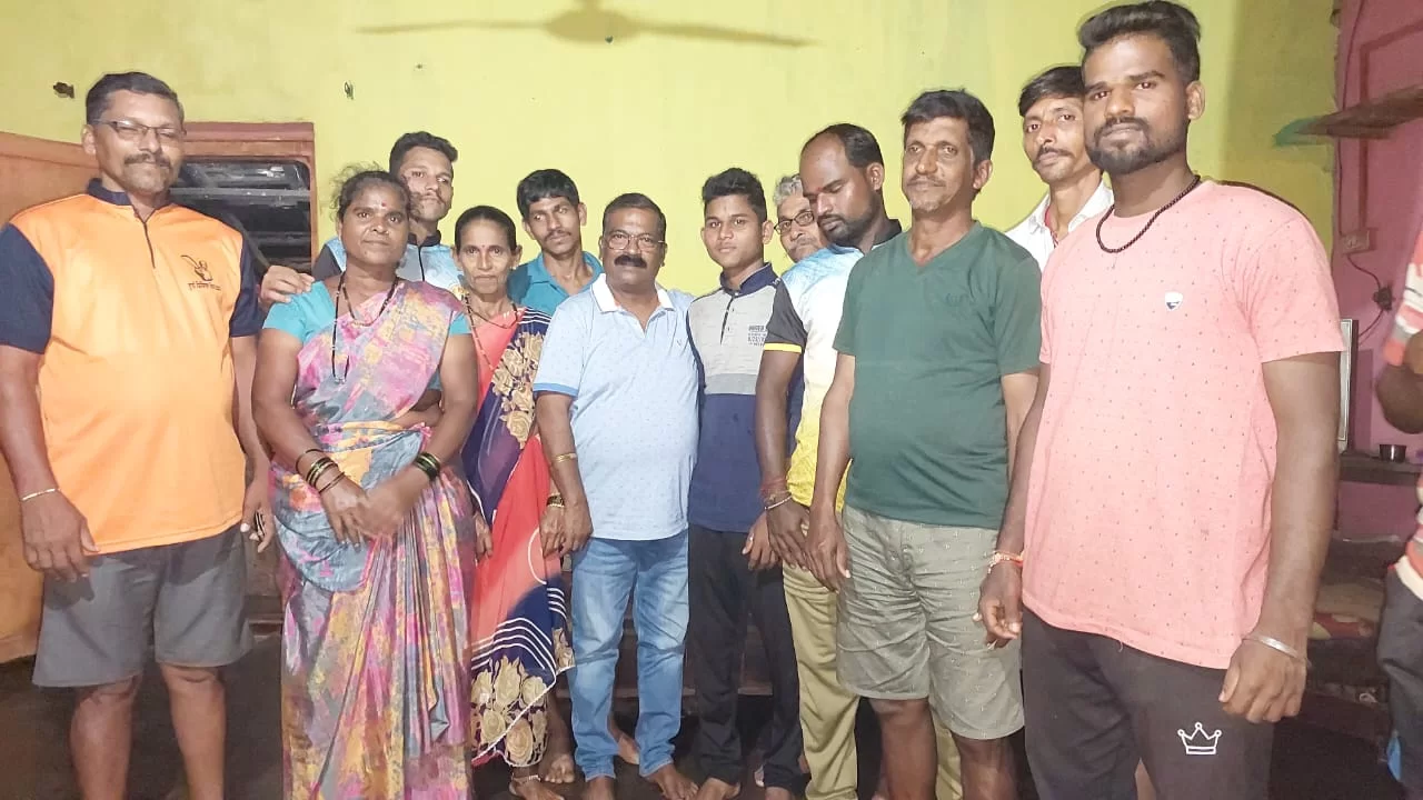 चिंदर 'पडेकाप धनगर वस्तीला' भाजप भटके विमुक्त आघाडी तालुकाध्यक्ष बाळा गोसावी यांनी दिली भेट.