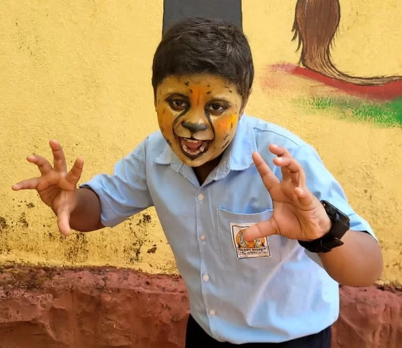 कट्टा येथील वराडकर हायस्कूलमध्ये चितारली 'चित्ते' थरारक मुखवटा चित्रे ..!