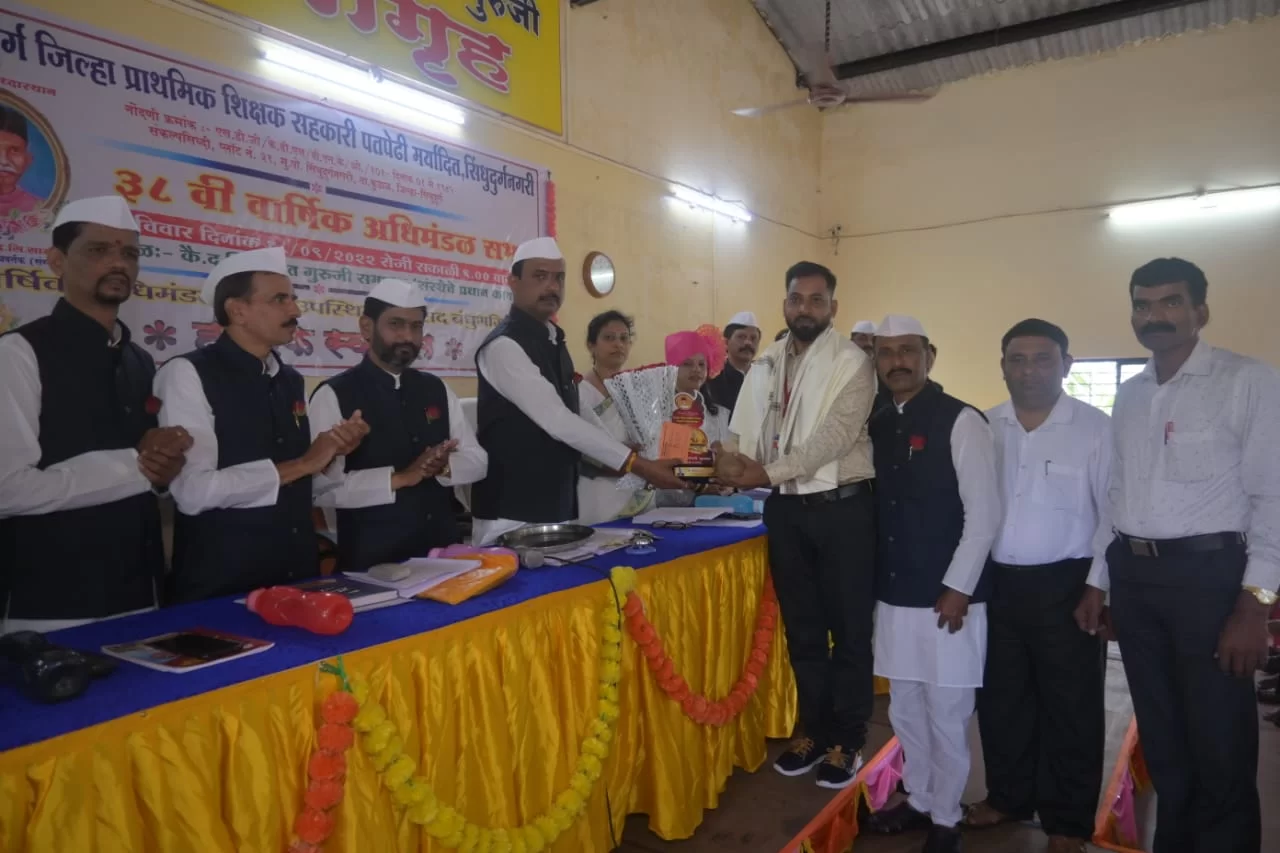 योगेश बोडेकर यांना आदर्श कर्मचारी पुरस्कार प्रदान..!