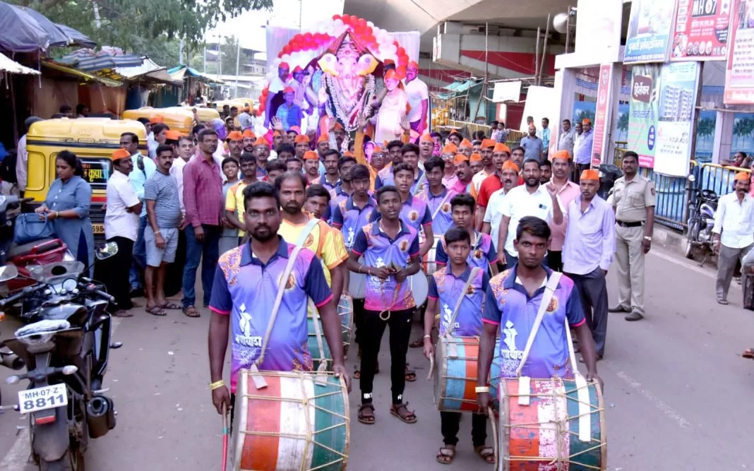 कणकवलीत ठिकठिकाणी एकवीस दिवसाच्या गणरायाचे विसर्जन.