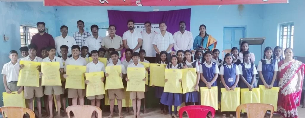 मालवणात भाजपाच्या वतीने शालेय विद्यार्थ्यांना शालेय उपयोगी वस्तुंचे वितरण.