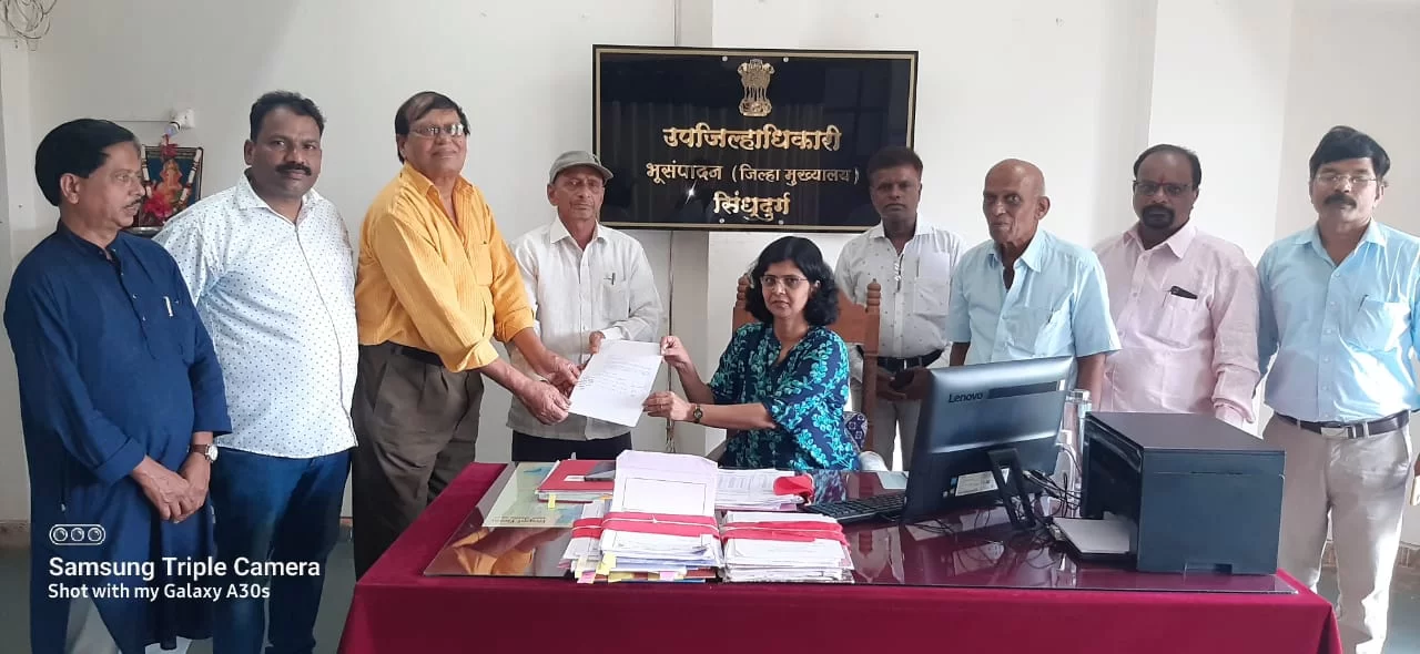 सी वर्ल्ड प्रकल्पातील भूसंपादन प्रक्रिया सुरु करण्यासाठी जमीन मालकांनी घेतली उपजिल्हाधिकार्यांची भेट.