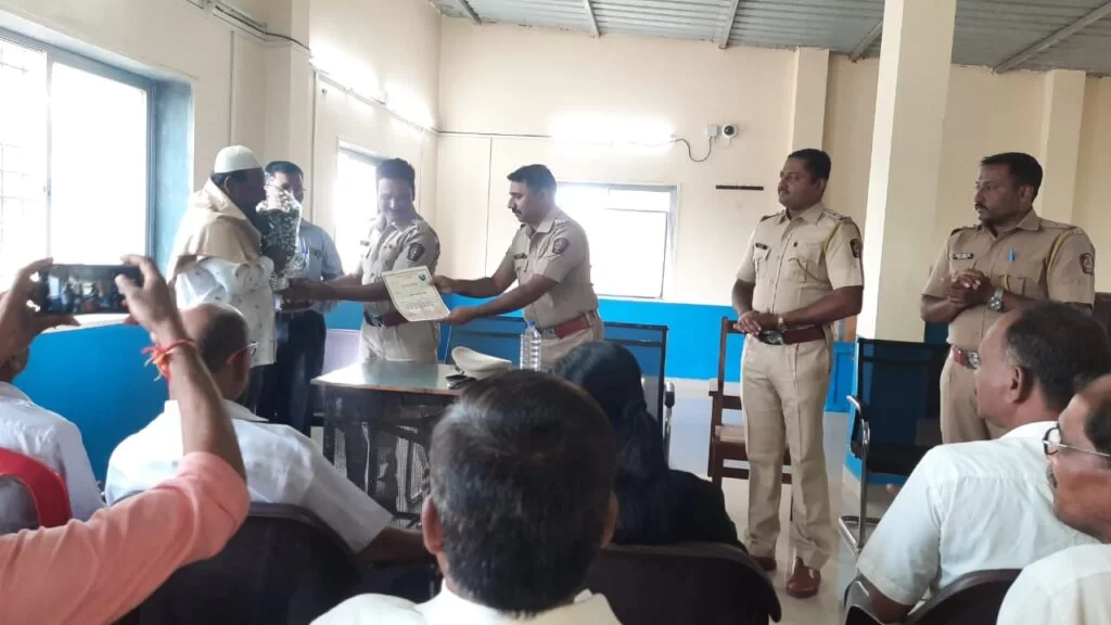कणकवली पोलीस ठाण्यातर्फे झाला सेवानिवृत्त पोलीस पाटीलांचा सत्कार ….!