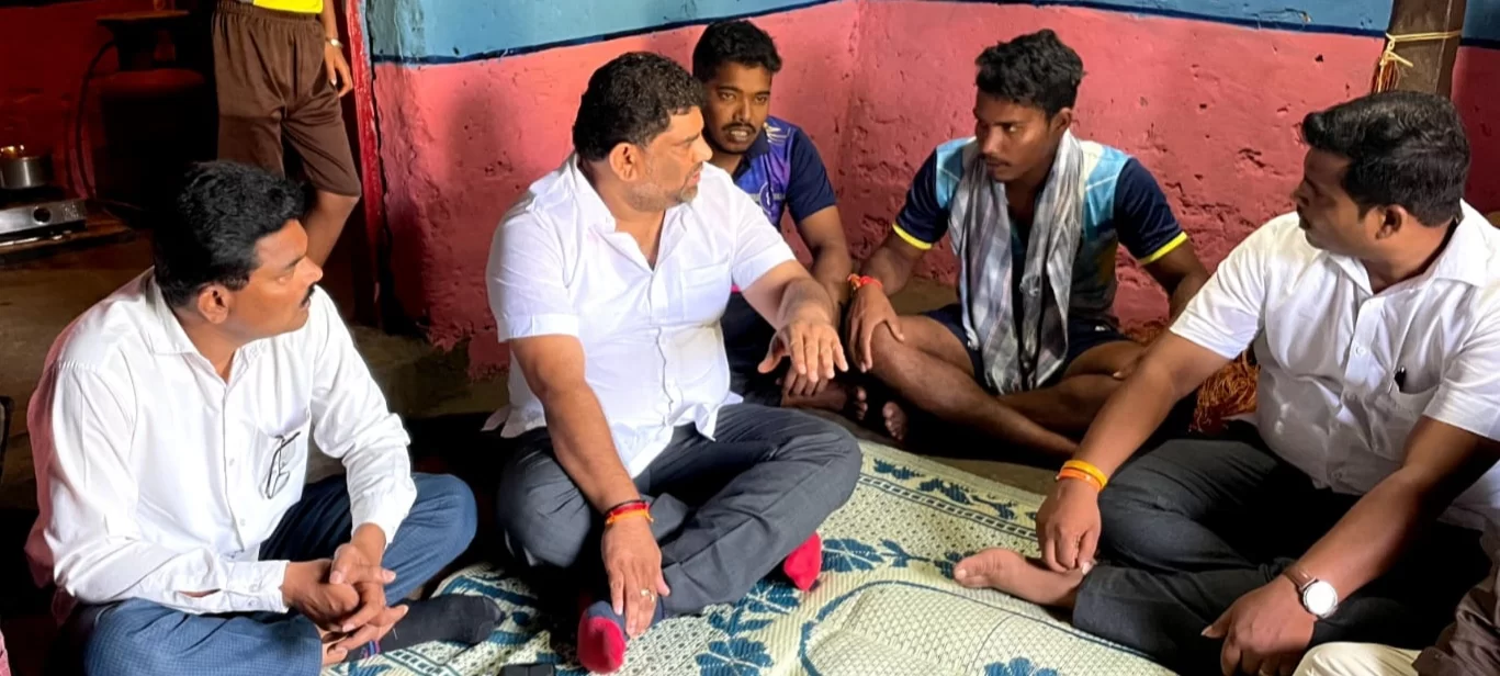 देवबाग होडी दुर्घटनेतील बेपत्ता श्री. विष्णू राऊळ यांच्या कुटुंबियांची आ.वैभव नाईक यांनी भेट घेऊन दिला धीर.