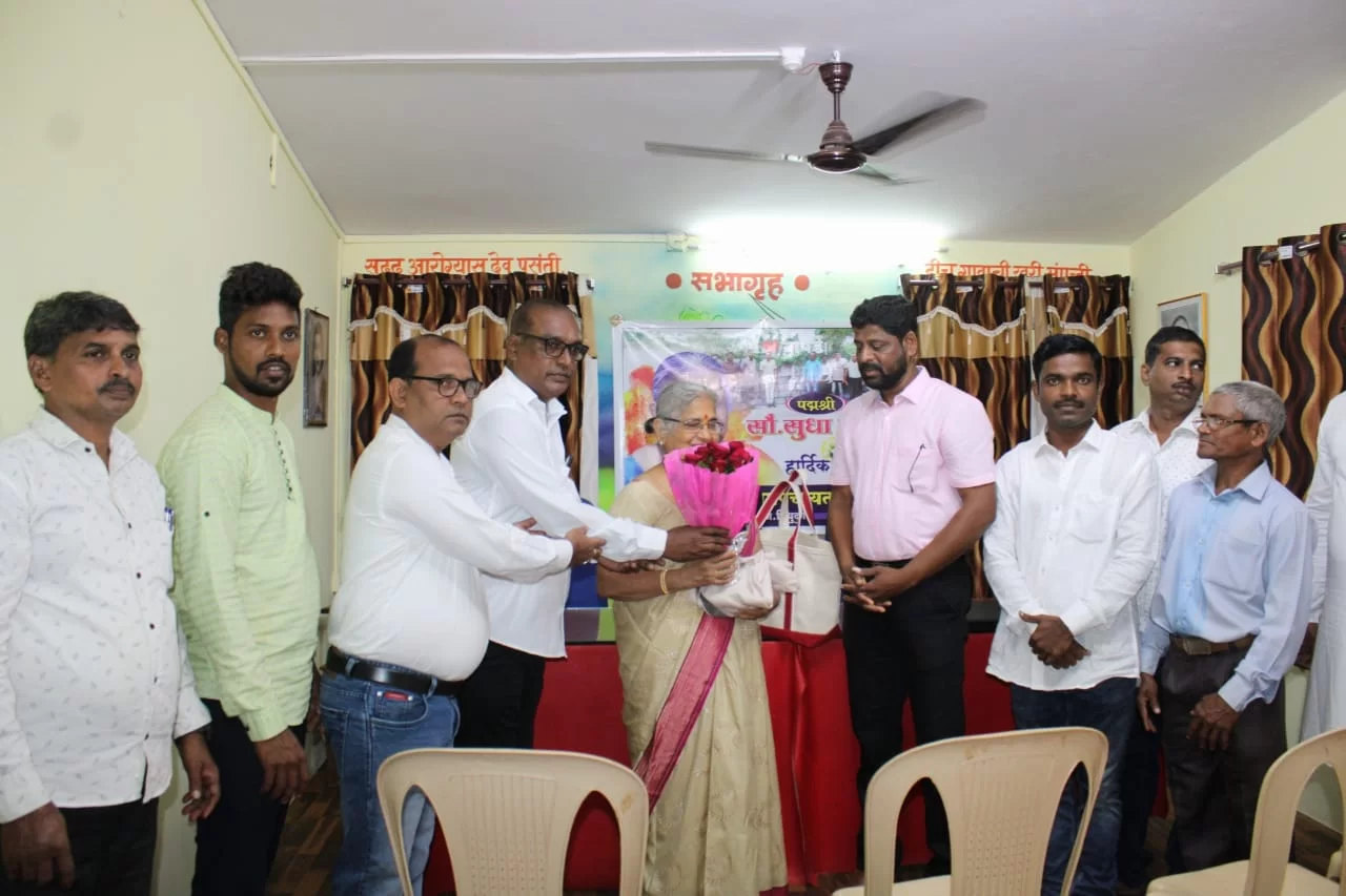 प्रख्यात लेखिका पद्मश्री सुधा मूर्ती यांची बापार्डे ग्रामपंचायतीला भेट....!