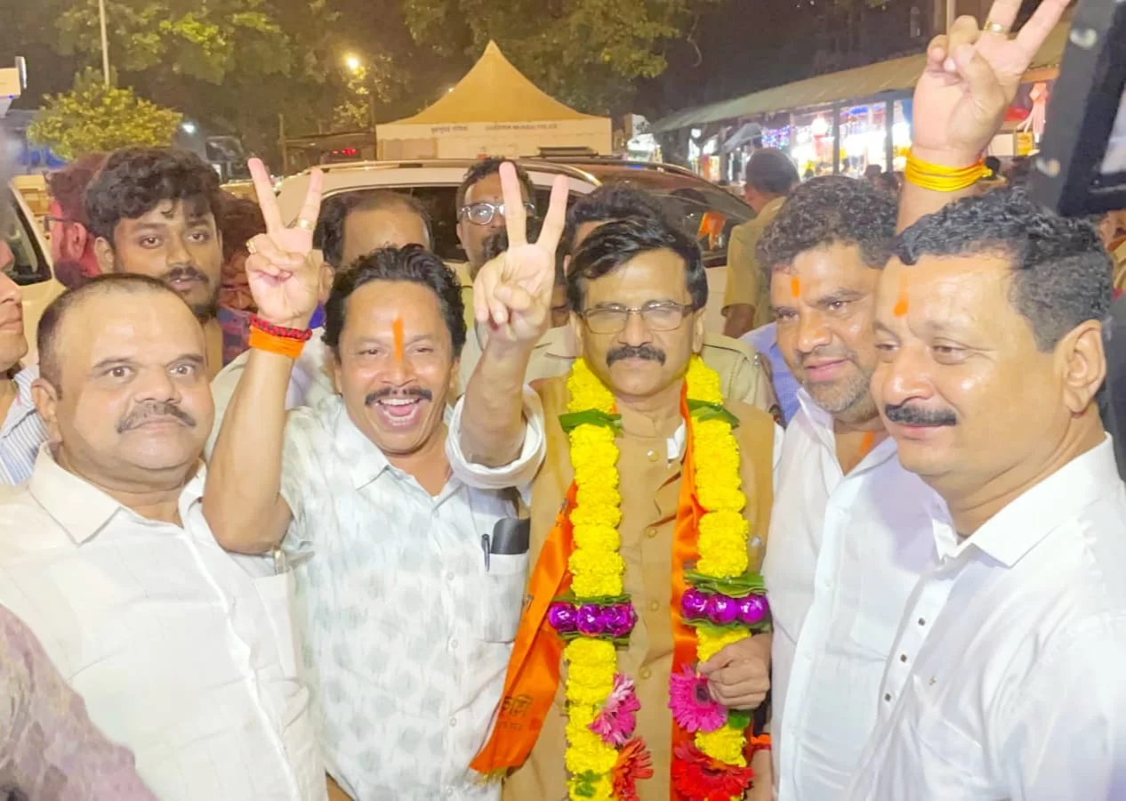 आमदार वैभव नाईक यांनी सिद्धिविनायक मंदिरात घेतली खासदार संजय राऊत यांची भेट.