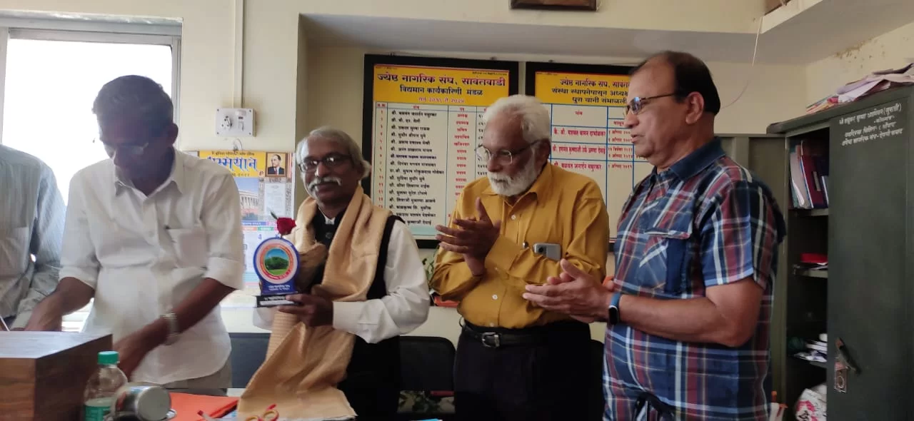 सिंधु रक्तमित्र प्रतिष्ठानच्या अध्यक्ष प्रकाश तेंडोलकरांचा ज्येष्ठ नागरीकांनी केला सत्कार.
