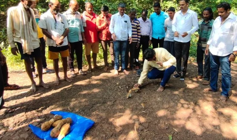 पुस्तकांचे गाव मालपे गावची ४० वर्षानंतर डांबरीकरणाची प्रतिक्षा संपली.
