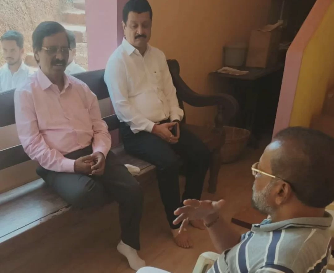 खासदार विनायक राऊत यांनी केले परब कुटुंबीयांचे सांत्वन…!