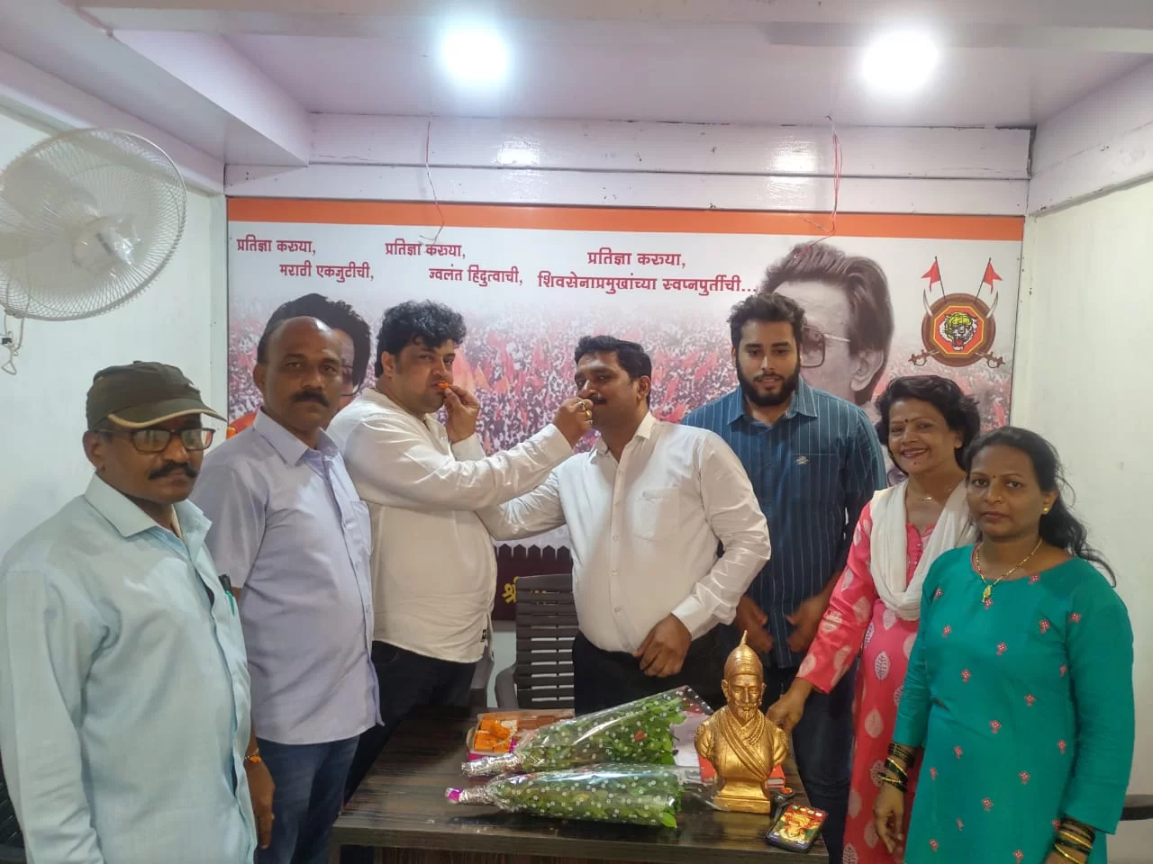 बाळासाहेबांची शिवसेना जिल्हाप्रमुखपदी संजय आग्रे महिला जिल्हाप्रमुखपदी वर्षा कुडाळकर .