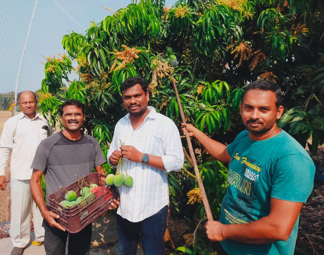 देवगड हापूसची पहिली पेटी वाशी मार्केटला रवाना..!