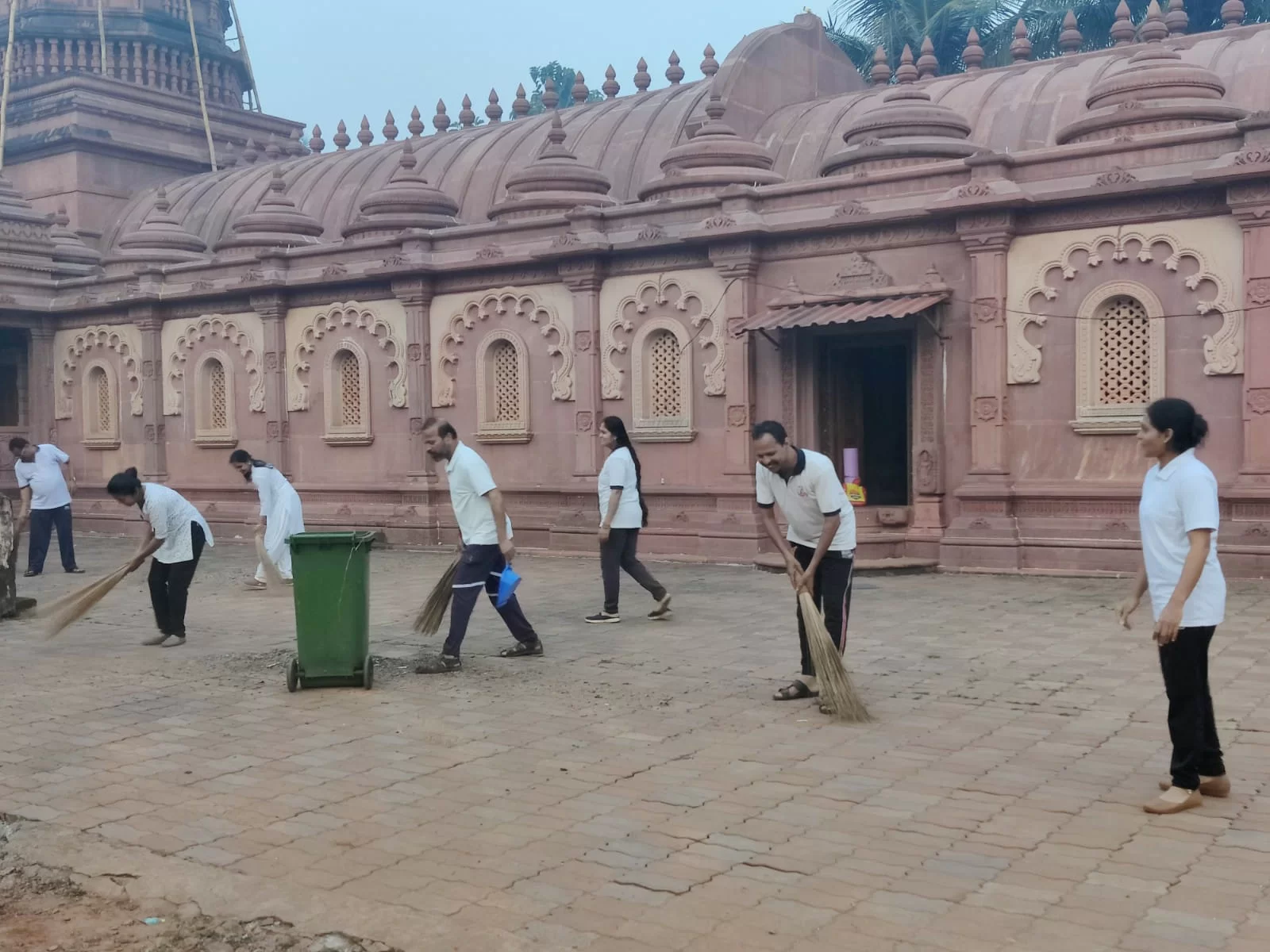 बांदा पतंजली योगसमितीच्या वतीने बांदेश्वर मंदिर परिसराची साफसफाई..!