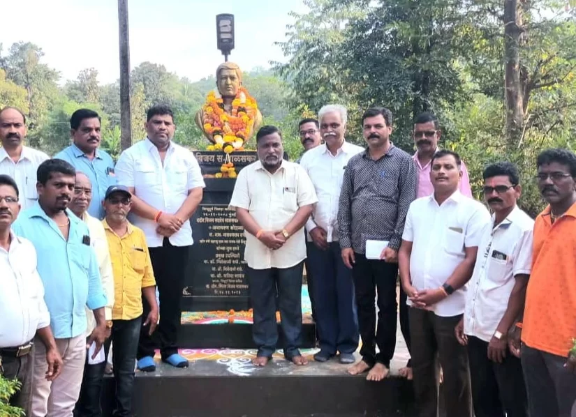 आमदार वैभव नाईक यांनी शहीद पोलिस अधिकारी विजय साळसकरांना केले अभिवादन.