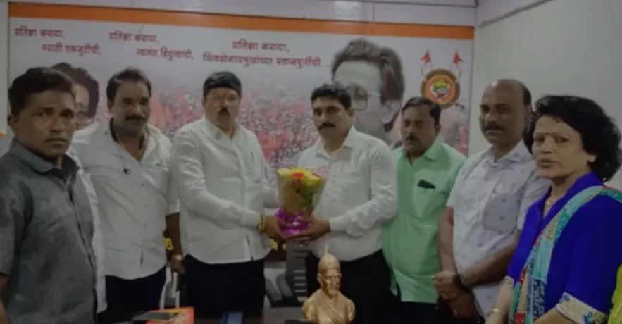 'बाळासाहेबांची शिवसेना' पक्षाचे जिल्हाप्रमुख संजय आंग्रे यांनी दिली मालवण कार्यालयाला भेट.