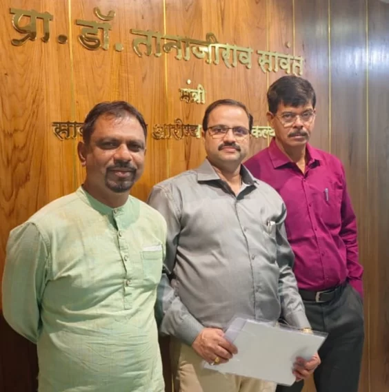 मुंबईस्थित पळसंब ग्रामस्थांनी आरोग्य मंत्र्यांची भेट घेत दिले निवेदन.