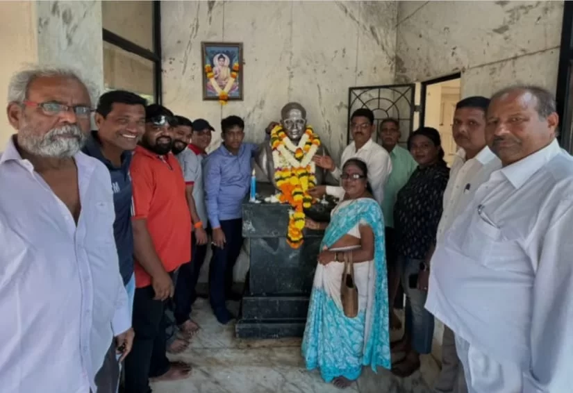 मालवणात 'महापरिनिर्वाण' दिनानिमित्त उद्धव ठाकरे गट शिवसेनेच्या वतीने डॉ. बाबासाहेब आंबेडकर यांना स्मृती वंदना.
