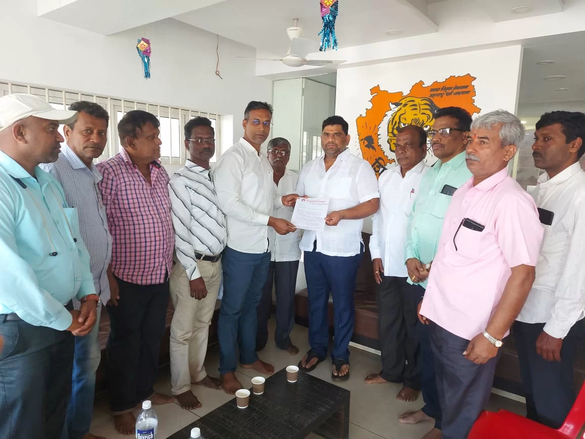बारसू -सोलगाव पंचक्रोशीतील रिफायनरी विरोधी संघटनेचे आमदार वैभव नाईक यांच्याकडे मागणीचे निवेदन.