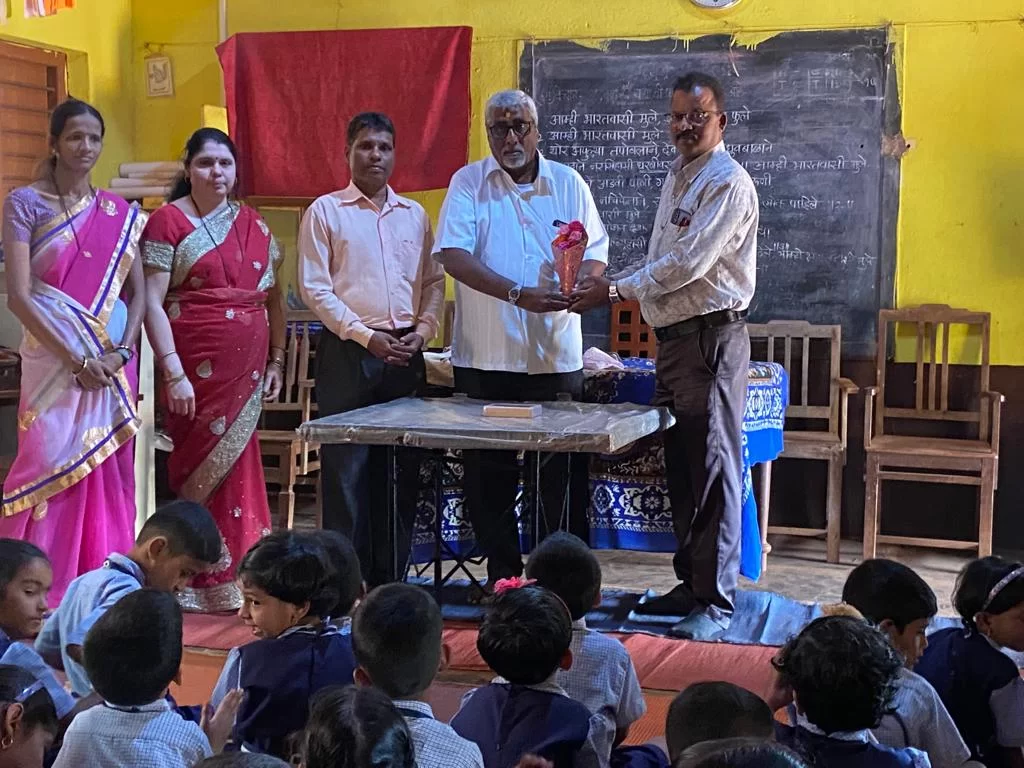 माजी फेडरेशन रेफरी श्री. अशोक दाभोलकर-मेस्त्री परिवारा तर्फे जि.प.शाळा वेतोरे क्र.१ ला चॅम्पियन कॅरम बोर्ड भेट.