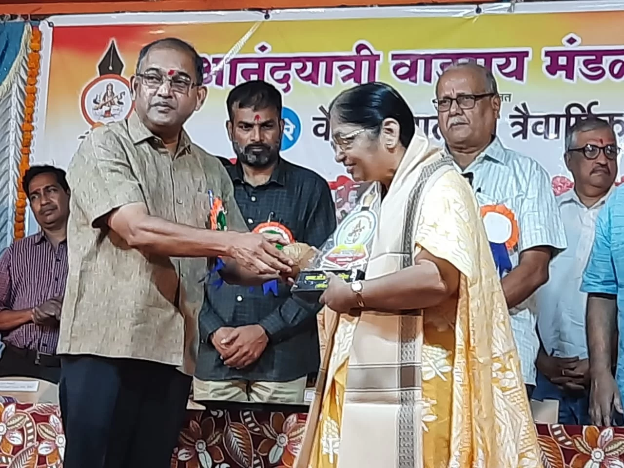 साहित्यिक व भाषा तज्ञ अनुराधा दीक्षित यांचा वेंगुर्लेत सत्कार.