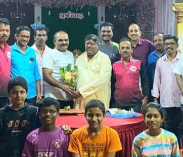 ब्युटीज ऑन व्हिल्स ग्रुपकडून सायकलपट्टू रमेश गावडे यांचा सन्मान.