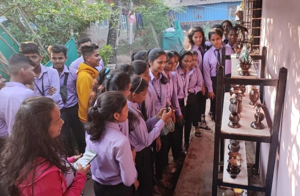 करवंटीपासून बनणाऱ्या वस्तूंची विद्यार्थ्यांनी घेतली माहिती.