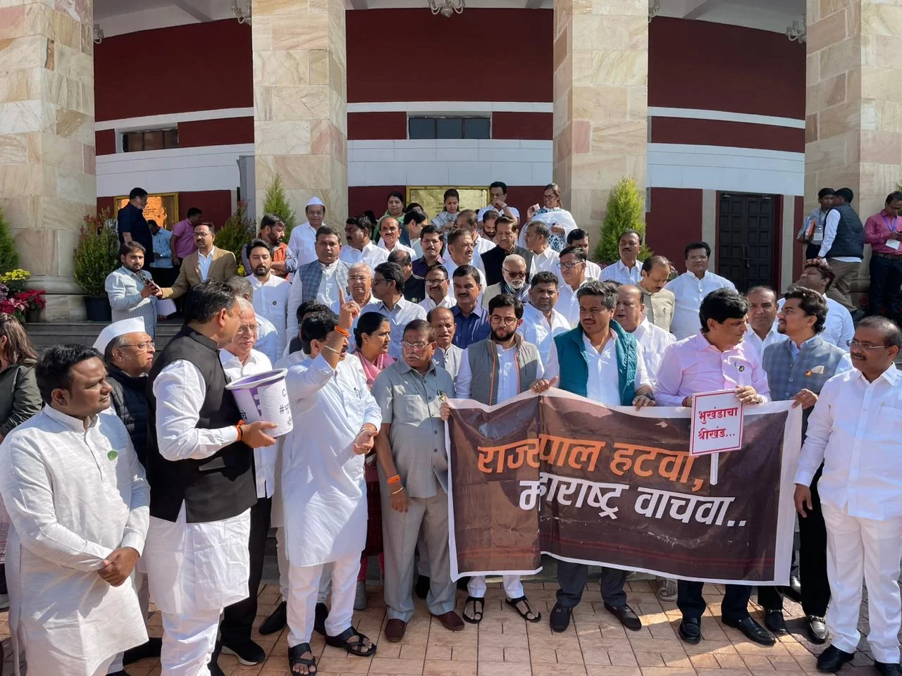 महापुरुषांच्या अवमान प्रकरणी नागपूर येथे महाविकास आघाडीच्या आमदारांचे तीव्र आंदोलन.